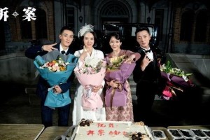 董璇与90后演员苏小玎恋情曝光，亲密互动引热议