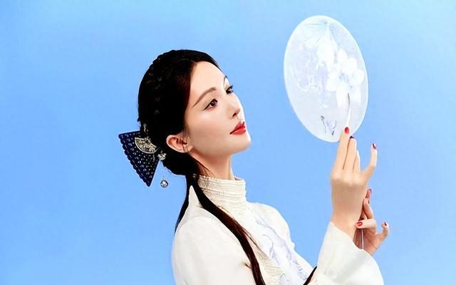 金晨青花瓷舞姿