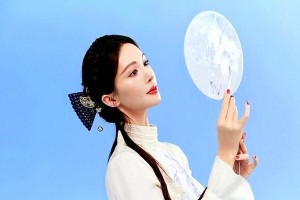 金晨白色青花瓷舞姿惊艳，一颦一笑太迷人