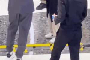 蔡徐坤活动崴脚引粉丝心疼