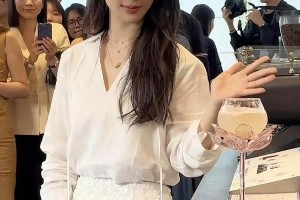 杨紫杭州万象城惊艳亮相，时尚蜕变与演技争议并存