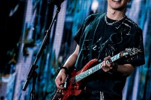 何健麒赞谢霆锋：硬帅完美男人，事业爱情双丰收