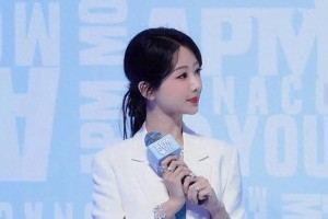 杨紫蓝色长裙优雅亮相，珠光宝气名媛范十足