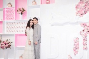 郭碧婷罕见晒与向佐亲密合影，羊毛卷造型吸睛