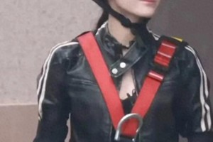 迪丽热巴雨中皮衣写真：酷飒与可爱的完美结合